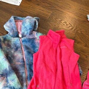Zip up fleece
Zip up vest